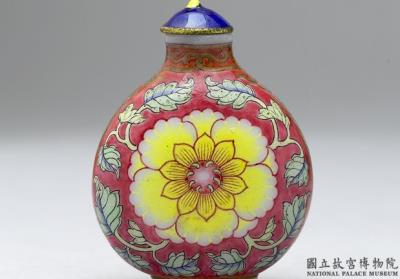 图片[2]-Glass-body painted enamel snuff bottle with a passionflower design on a red background, Qing dynasty, Qianlong reign (1736-1795)-China Archive